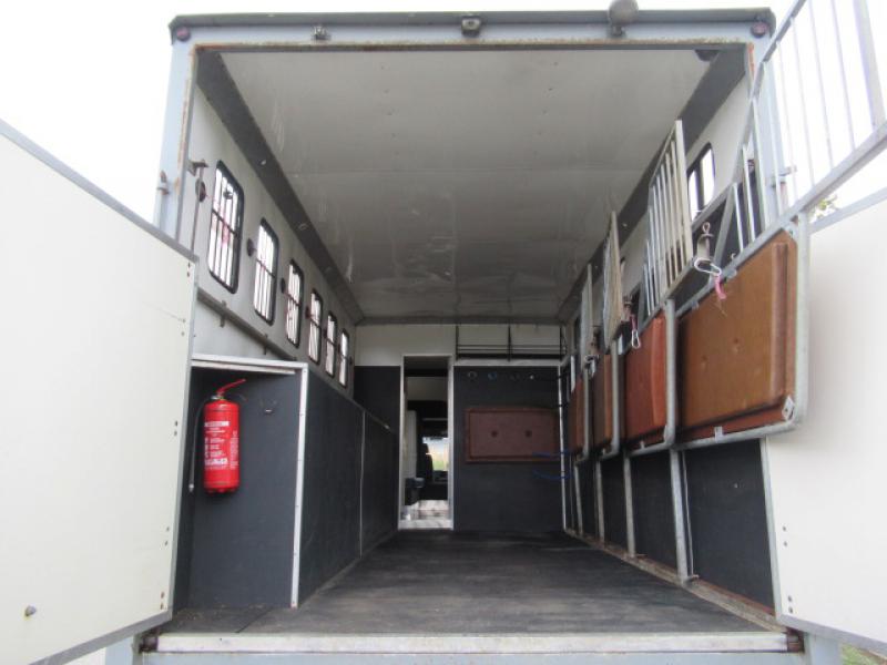 22-381-1996 Scania 220 17,000 kg Coach built by Highbury horseboxes. Stalled for 5. Smart spacious living, sleeping for 4. Large bathroom. Full tilt cab. Well built smart truck