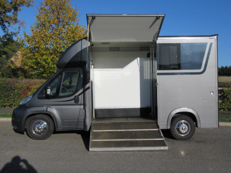 22-392-2011 Citroen Relay 4.5 Ton Coach built by Equi-hunter. Stalled for 2 rear facing.. Full long stall model. 69,395 Miles.. Pristine condition throughout