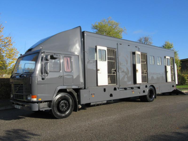 22-399-18 Ton Volvo FL10 Professional transport horsebox, built by Hutchington Coach builders. Stalled for 9. Changing area at front. Recent respray. Very smart truck