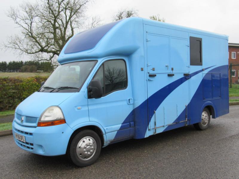 22-414-Renault Master 3.5 Ton Coach built by LM Coach builders. Weekender Model. Stalled for 2 rear facing.. Smart changing area at the rear.  VERY SMART 3.5 TON HORSEBOX