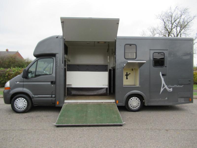22-416-2007 Renault Master 3.9 Ton Coach built by Alexander horseboxes. Grand National model with smart living at the rear. Stalled for 2 rear facing.. Immaculate condition throughout..
