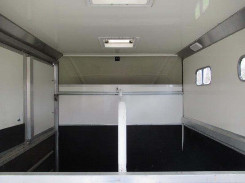 22-417-2009 Renault Master 3.5 Ton Coach built by Chaighley coach builders/ Excel Duo model. Stalled for 2 rear facing. Smart changing area at rear. External tack locker. Very smart horsebox.
