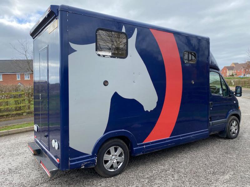 22-420-2010 Renault Master 3.5 Ton Coach built by Stratford Coach builders. Stalled for 2 rear facing. LWB chassis. H style partition. Horsebox from new!