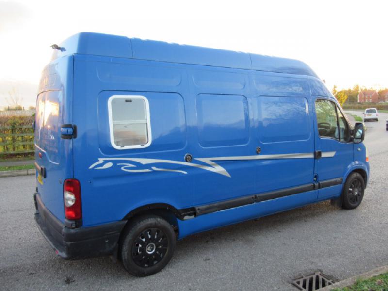 22-421-2004 Renault Master 3.5 Ton Equi-sport professional conversion. Stalled for 2 rear facing. LWB chassis. Valuable private number plate included