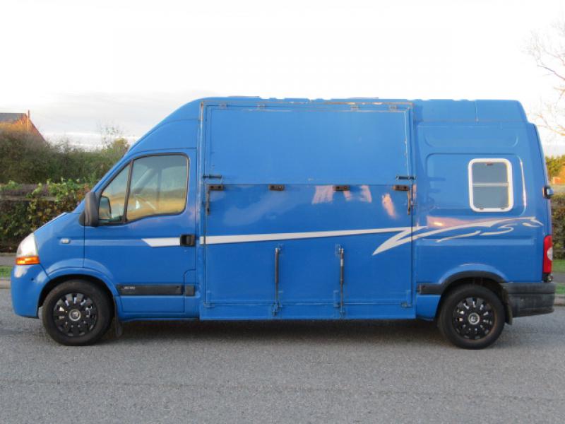 22-421-2004 Renault Master 3.5 Ton Equi-sport professional conversion. Stalled for 2 rear facing. LWB chassis. Valuable private number plate included