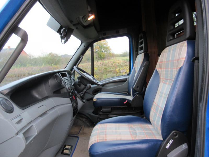 22-427-2009 Iveco Daily 6.5 Ton Coach built by LF Coach builders. Stalled for 3 herringbone. Smart living, Cut through cab.. VERY SMART HORSEBOX
