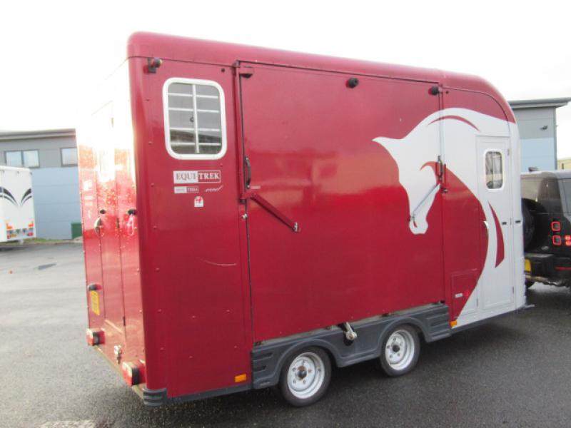 22-429-2017 Equi-trek Show Teka L Excel. Stalled for 2 rear facing. Smart living at the front. External tack locker. Metallic paint.. Pristine condition throughout.. 1 Owner from new!