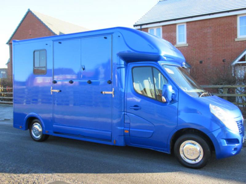 22-437-2016 Model 65 Renault Master 3.5 ton Select Pro new build. Long stall model. LWB. Stalled for 2 rear facing. Metallic blue paintwork stunning!