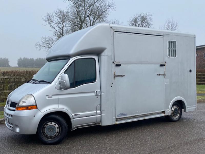 23-465-2006 Renault Master 3.5 Ton Coach built by JP Horseboxes. Model; Duo 2. Stalled for 2 rear facing. LWB chassis. Changing area at rear.