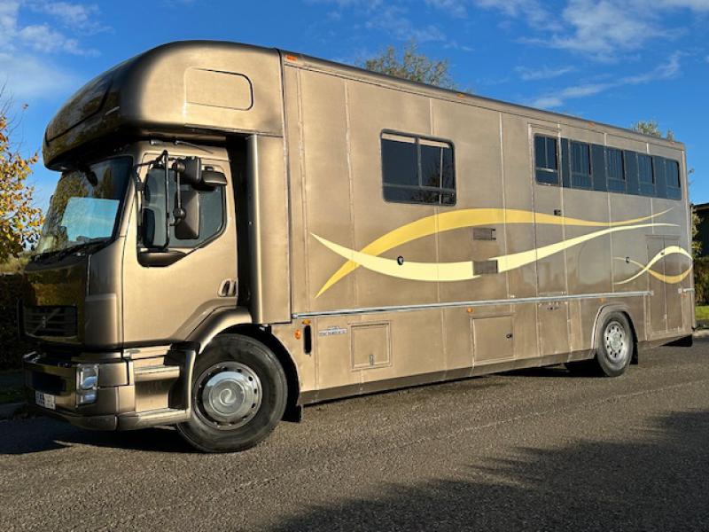 23-468-2010 Model 59 Volvo FL 18,000 kg  Coach built by Moorhouse Coach builders. Stalled for 5. Smart luxurious living, sleeping for 4. Large bathroom with toilet and shower. Full tilt cab. Automatic chassis