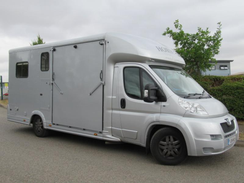 23-481-2014 Peugeot Boxer 4500 kg Equi-trek Victory Excel Elite. Stalled for 2 rear facing.. Smart living at the rear. Sleeping for 2. Beautiful condition throughout... Low mileage