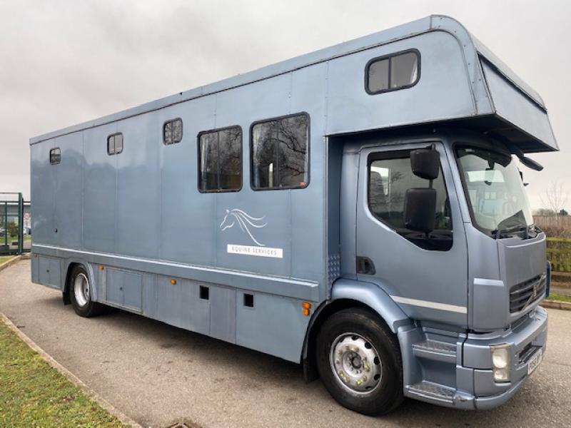 23-493-2009 Model 58 Volvo FL 18 Ton Coach built by Castle Horseboxes. Stalled for 5 large horses. Smart spacious luxury living with toilet and shower Sleeping for 4 people. Full tilt cab..