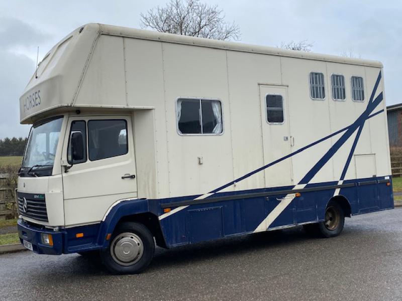 23-499-Mercedes Benz 814 7.5 Ton Coach built by Highbarn. Stalled for 3. Smart living, sleeping for 4. Toilet and shower.. Excellent condition throughout for the age