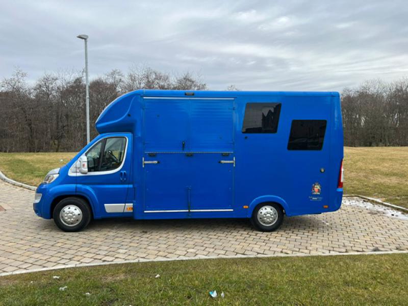 23-507-Beautiful 2021 Model  21 Citroen relay 4.5 Ton Coach built by Fothering horseboxes. Platinum 45 Model. Stalled for 2 rear facing.. Smart changing living at the rear. Brand New Build. 1900 kg Payload!