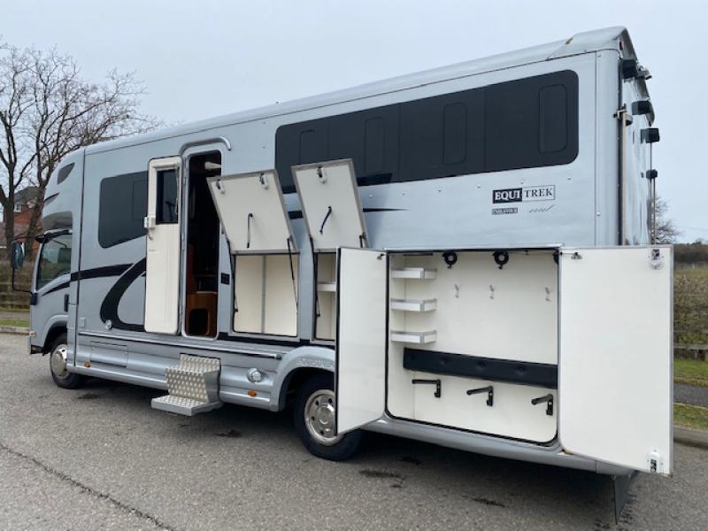 23-509-**NEW PRICE**  2015 Isuzu N75190 Automatic 7.5 Ton Equi-trek Endeavour elite. Stalled for 3. Smart luxury living, toilet and shower. Sleeping for 4. Beautiful condition throughout