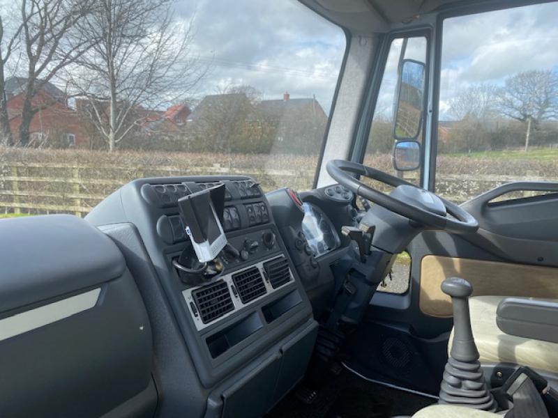 23-516-2007 Iveco Eurocargo 75E17 7.5 Ton Coach built by Prestige horseboxes. Stalled for 3. Smart luxurious living, sleeping for 4. Large bathroom. Underfloor storage, Full tilt cab. Only 17,993 Miles from new!