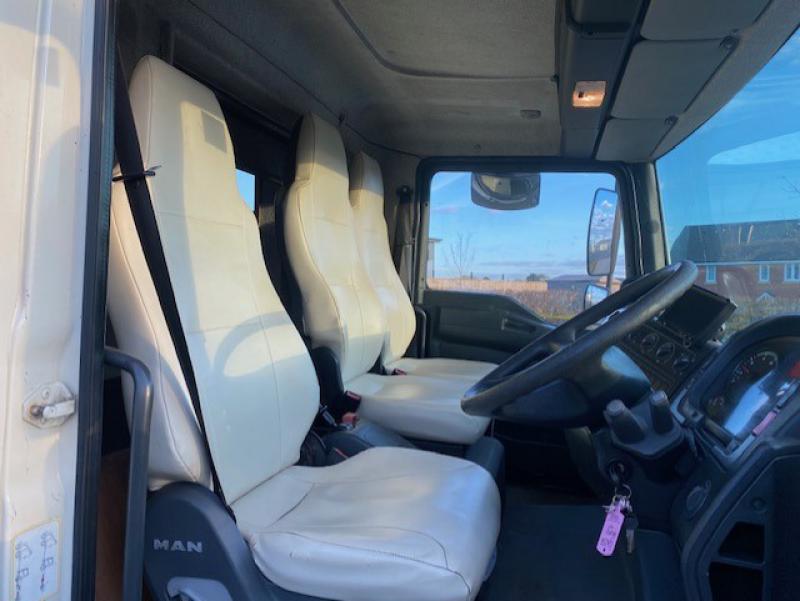 23-519-Beautiful 2007 Model 56 MAN TGL Automatic 7.5 Ton , coach built by Minster Horseboxes. Stalled for 3 with smart spacious living, sleeping for 4. Toilet and shower.  Large external tack locker which do not intrude into the horse area. Full tilt cab