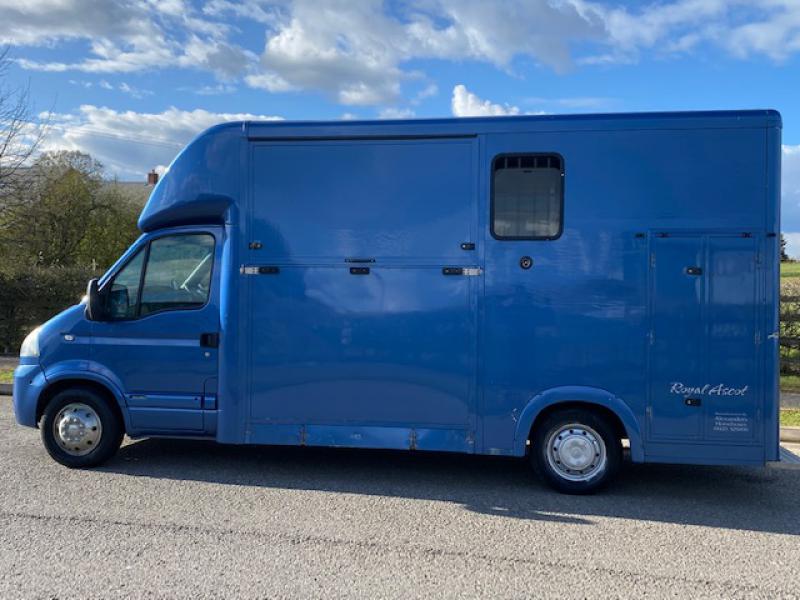 23-533-2006 Vauxhall Movano 3.5 Ton Coach built by Alexander horseboxes. Royal Ascot weekender model . Stalled for 2 rear facing.. Excellent condition throughout