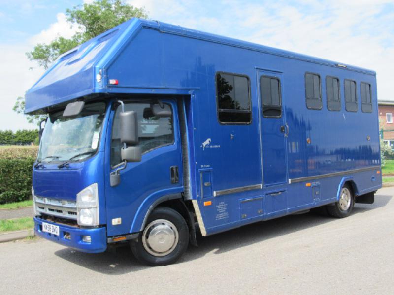 23-535-2009 Model 58 Isuzu N75190 7.5 Ton Automatic coach built by JSW Horseboxes. Stalled for 4 with smart living area, full tilt cab, aluminum planked siding.. Well built strong horsebox