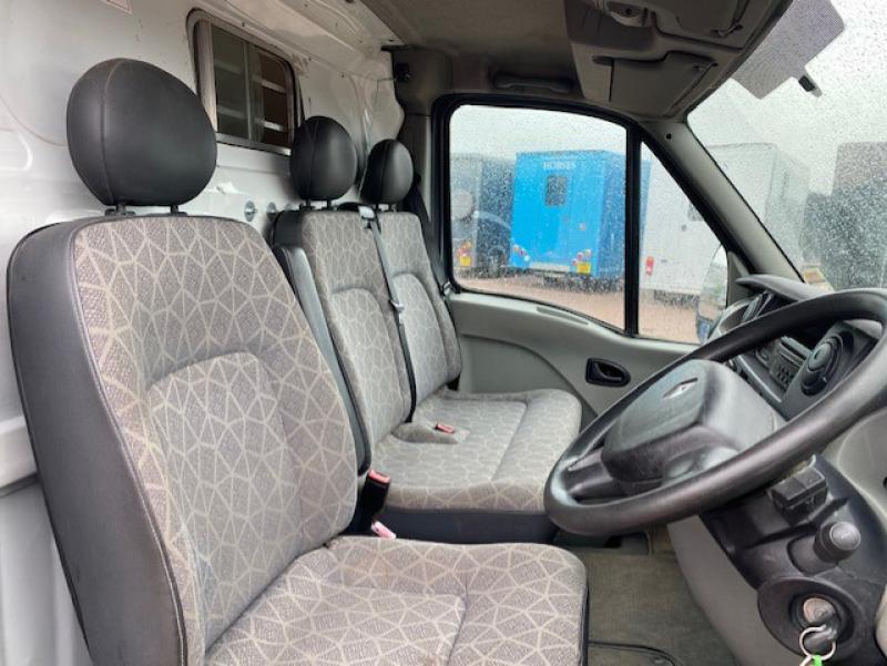 23-549-2007  Renault Master 3.5 Ton Equi-sport professional conversion. Stalled for 2 rear facing. LWB chassis.