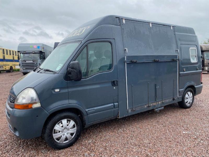 23-549-2007  Renault Master 3.5 Ton Equi-sport professional conversion. Stalled for 2 rear facing. LWB chassis.