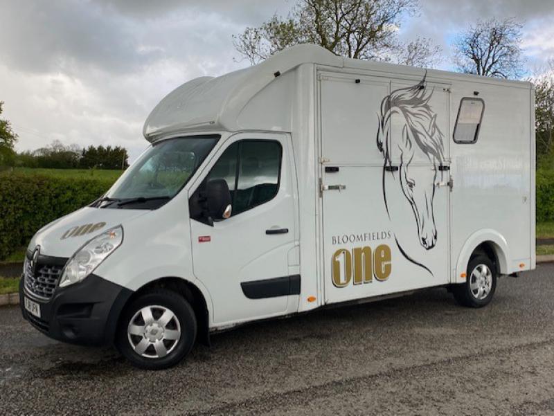 23-551-2018 Renault Master 3.5 Ton Coach built by Bloomfield Horseboxes. Stalled for 2 rear facing.. Full wall between the horse area and changing area.. Full service history, 1 owner from new!