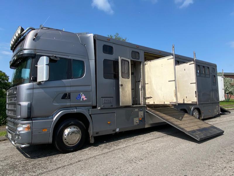 23-559-2003 Model 52 Scania Topline R cab 22,000 kg. 3 Axle. Coach built by Oakley Coach builders. Stalled for 10 with compact living area, Side and rear ramp. Full tilt cab. Side and rear ramp
