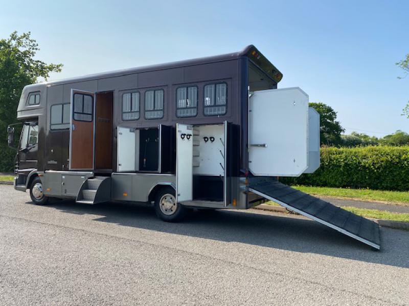 23-561-2005 Model Iveco Eurocargo 75E17 7.5 Ton Coach built by Equicruiser horseboxes. Stalled for 4. Smart luxurious living, sleeping for 4.Toilet and shower. Full tilt cab. Low mileage