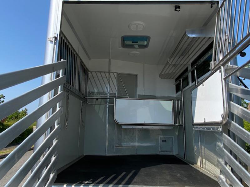 23-575-Beautiful 7.5 Ton 2017 Model 66 Iveco Eurocargo 75E16 Automatic Coach built by PRB coach builders. Stalled for 3. Smart luxurious living with sleeping for 4. Huge underfloor storage with no external tack locker intruding into the horse area LIKE NEW!