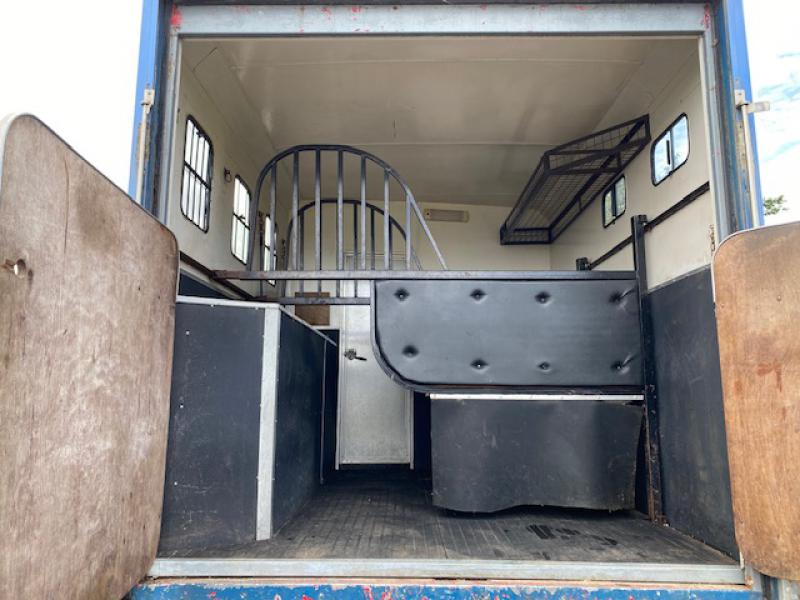 23-594-2000 DAF 45 130 7.5 Ton Coach built by Aaquine coach builders. Stalled for 3. Smart living, Sleeping for 4. Toilet. Well built horsebox.