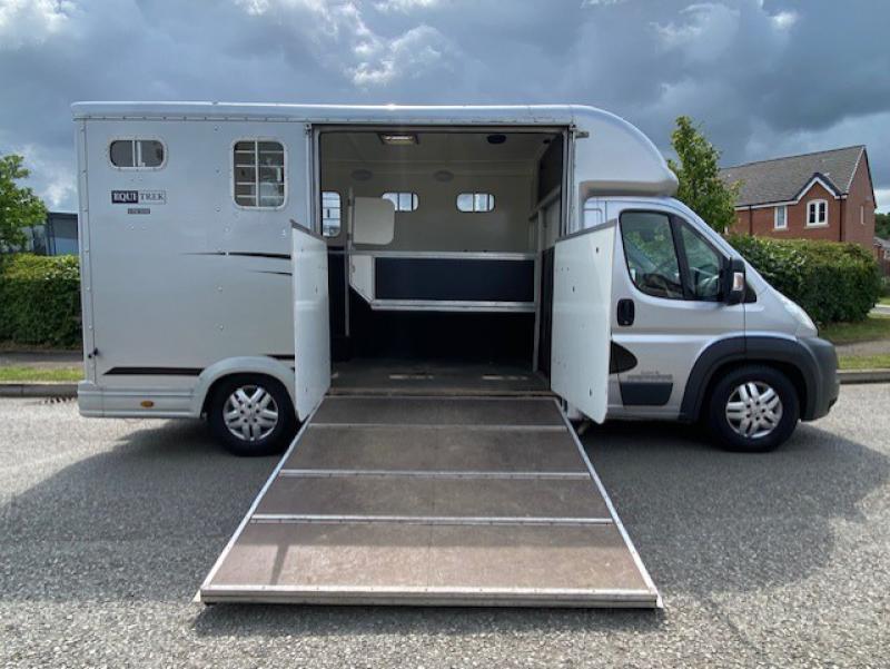 23-606-2008 Peugeot Boxer 4 Ton Equi-trek Super sonic. Stalled for 2 rear facing. 16,607 miles from new. Smart changing area at rear with Hob and fridge. Excellent condition throughout