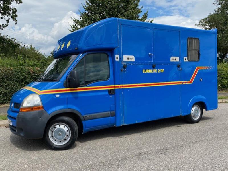 23-614-2007 56 Model Renault Master 3.5 Ton Coach built by George Smith horseboxes. Stalled for 2 rear facing.. Long stall model. Excellent condition throughout