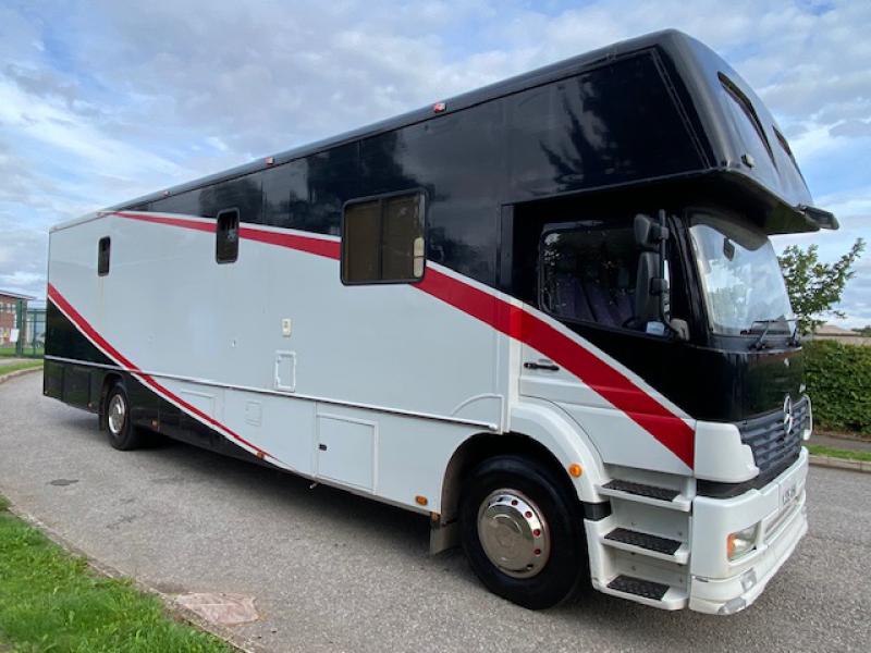 23-622-18 Ton Mercedes Benz Actros Coach built by JJ Woods  Coach builders. Stalled for 4 facing forward.. Smart luxurious living with sleeping for 4. Large external which does not intrude into the horse area.. Front and Rear air suspension