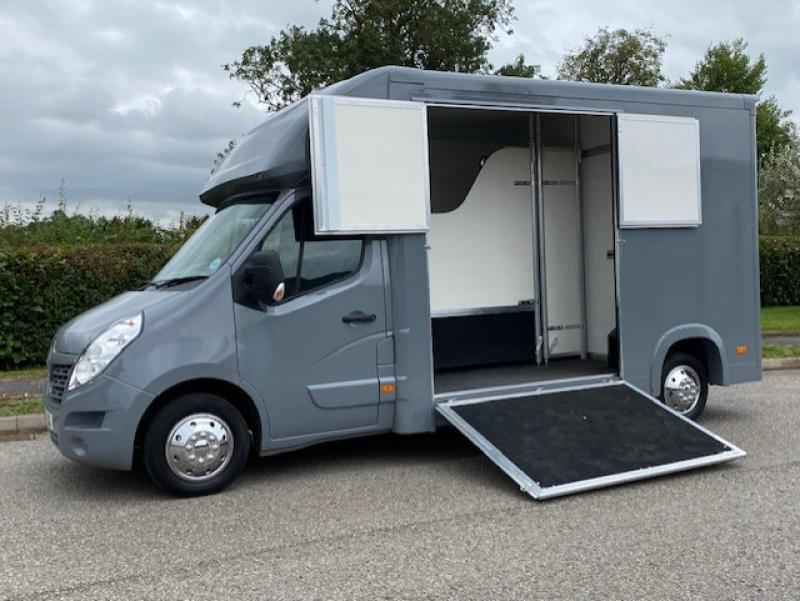 23-624-2017 Renault Master 3.5 Ton Select Excel long stall model. New Build. LWB. Full wall between horse area and changing area. Finished off in Audi Nardo Grey