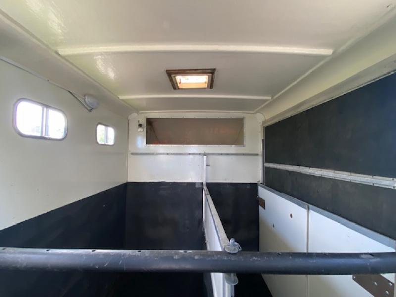 23-630-2009 Peugeot Boxer 3.5 Ton Equi-trek sonic. Stalled for 2 rear facing. Full wall between horse area and changing area.