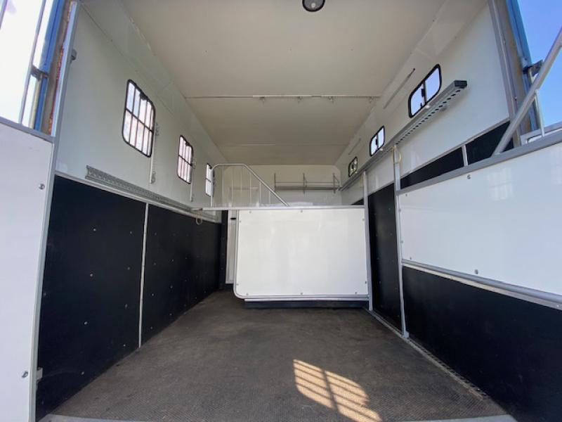 23-638-2008 57 Iveco Eurocargo 75E17 7.5 Ton , Professional conversion by Minster Coach builders. Stalled for 3 with smart living, Full tilt cab.. Large external tack locker which does not intrude into the horse area.