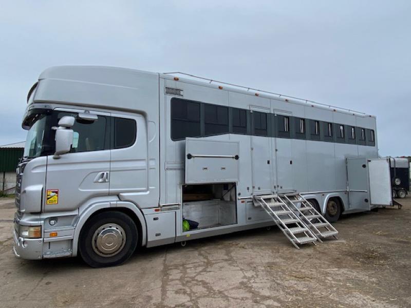 23-642-2006 Scania R 470 26,000 kg 3 axle coach built by Quighley horseboxes. Stalled for 7. Electric slide out, sleeping for 6. Full luxurious living. Huge specification .. Type two approved