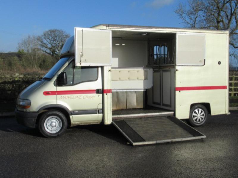 23-644-Renault Master 3.5 Ton Coach built by Mainline horseboxes. Smart changing area at the rear. Stalled for 2 rear facing. LWB chassis.