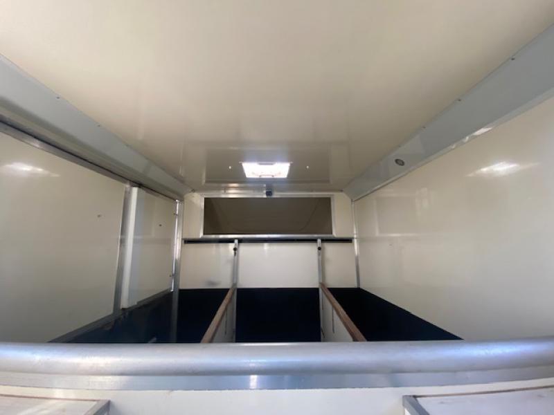 23-646-2009 Model  58 Vauxhall Movano 3.5 Ton Coach built by Chaighley horseboxes. Weekender Model. Stalled for 2 rear facing.. Full wall. External tack locker..