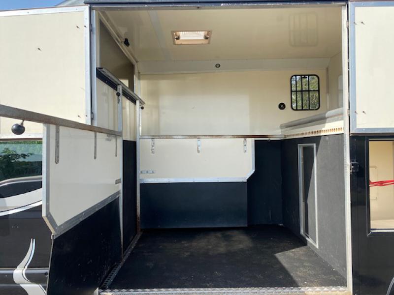 23-646-2009 Model  58 Vauxhall Movano 3.5 Ton Coach built by Chaighley horseboxes. Weekender Model. Stalled for 2 rear facing.. Full wall. External tack locker..