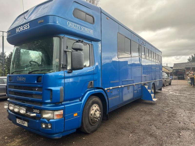 23-651-18,000 kg Scania 300 Coach built by Oakley coach builders. Oakley Supreme Model.  Stalled for 6. Sleeping for 6. High specification.  Horsebox from new!