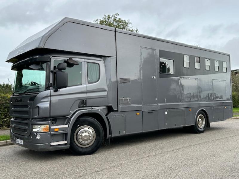 23-672-2009 Model 58 Scania 230 18 Ton Highbury conversion. Stalled for 5 large horse. Smart luxury living with shower. Sleeping for 3 people. Large external tack locker storage. Full tilt cab
