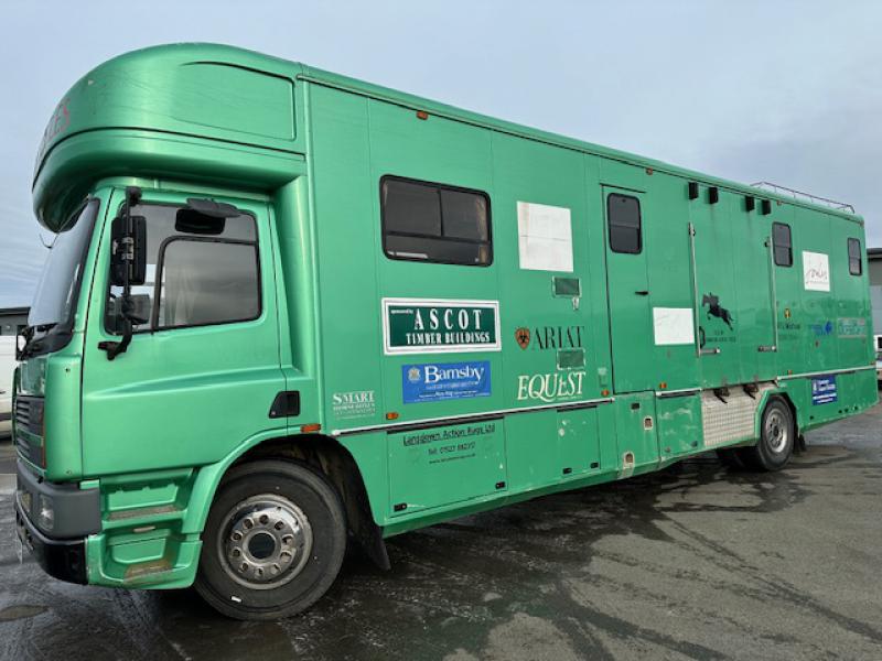 24-736-18 Ton DAF CF 65 240  Coach built by Smart Coach builders. Stalled for 4 rear facing, Smart luxurious living with sleeping for 4. Well built coach built horsebox