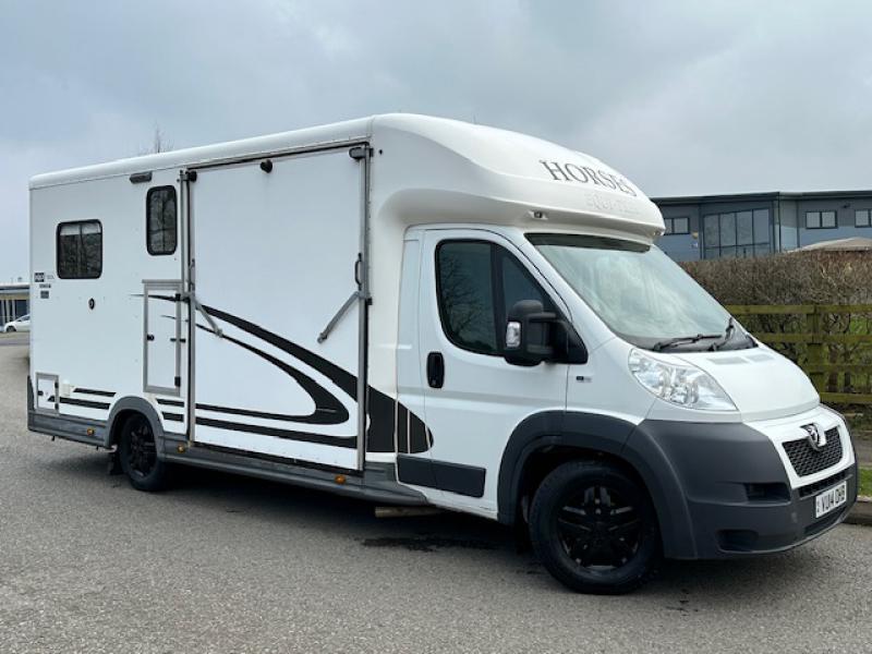 24-777-2014 Peugeot Boxer 4500 kg Equi-trek Victory Elite . Stalled for 2 rear facing.. Smart living at the rear. Sleeping for 2. Only 11,000 miles from new!  1 owner from new!