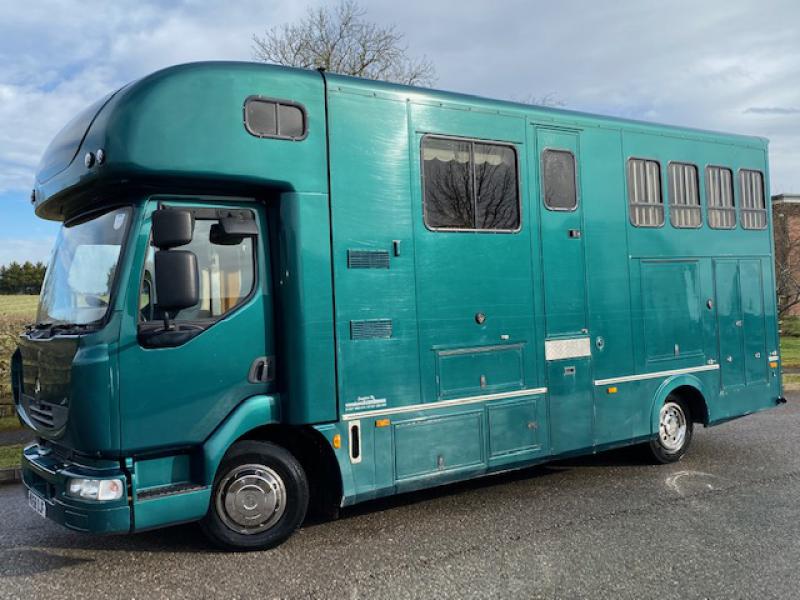 24-778-Beautiful 2009 Model 58 Renault Midlam  7.5 Ton , coach built by Harley Horseboxes. Stalled for 3 with smart spacious living, sleeping for 4. Toilet and shower.  Underfloor storage.. Full tilt cab