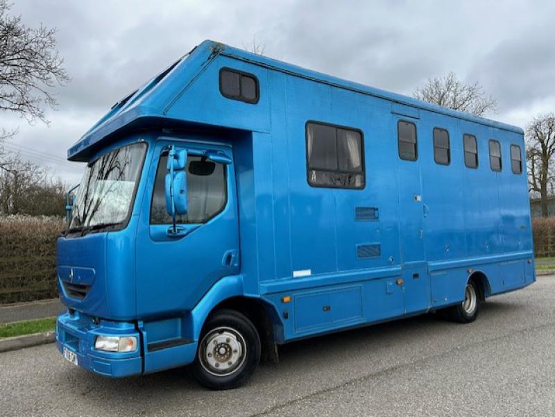 24-782-2006 Renault Midlam  7.5 Ton , coach built by GB Horseboxes. Stalled for 3 with smart  living, sleeping for 4. Fitted toilet.. Very smart truck!