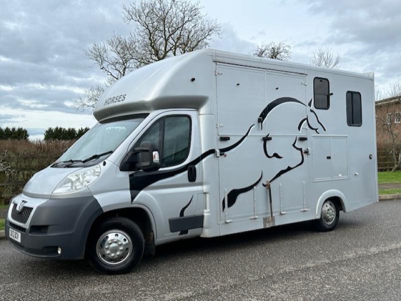 24-787-Beautiful 2013 Peugeot Boxer 3.5 Ton Coach built by Chaighley horseboxes.  1 owner from new, Only 20,949 Miles.. Full service history/ Stalled for 2 rear facing.. Full wall. Weekender model.  Horsebox from new!