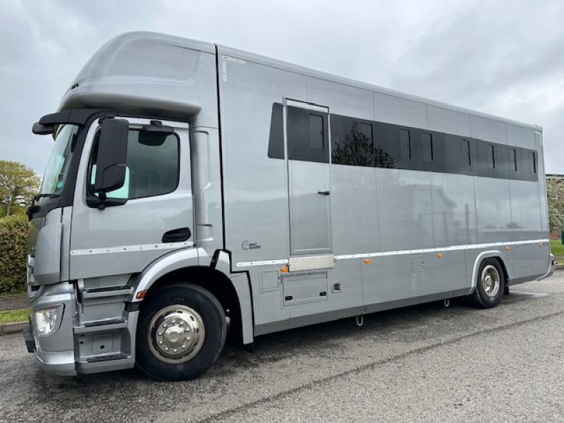 24-808-2014 Euro 6 Mercedes Benz Antos 18 Ton Automatic Coach built by Quighley Coach builders. Stalled for 6 with smart living with toilet and shower Full tilt cab. Type two approved .. Horsebox from new!