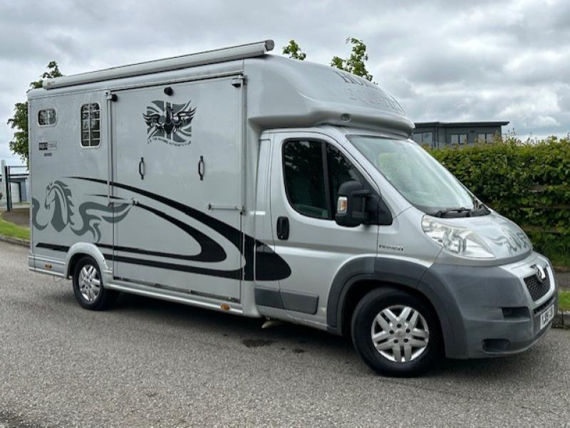 24-837-2009 Peugeot Boxer Equi-trek super sonic 5000 kg. Stalled for 2 rear facing. 35,320 miles from new. Smart changing area at rear. Excellent condition throughout