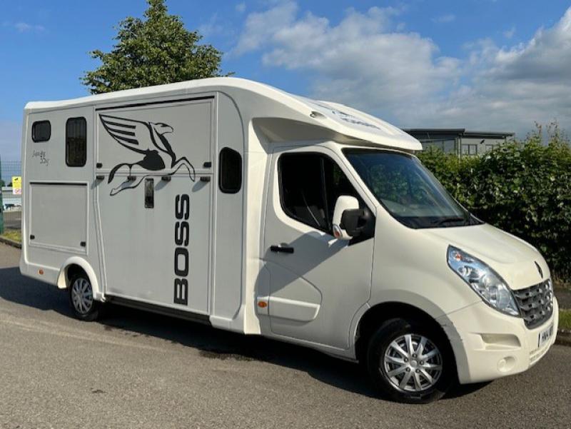 24-870-Stunning Renault Master crew cab  3.5 ton Coach built by Boss Horseboxes. Model Supa-lite 35-5. Stalled for 2 rear facing, Full wall. Seating for 5. Only 42,293 Miles.. Huge specification